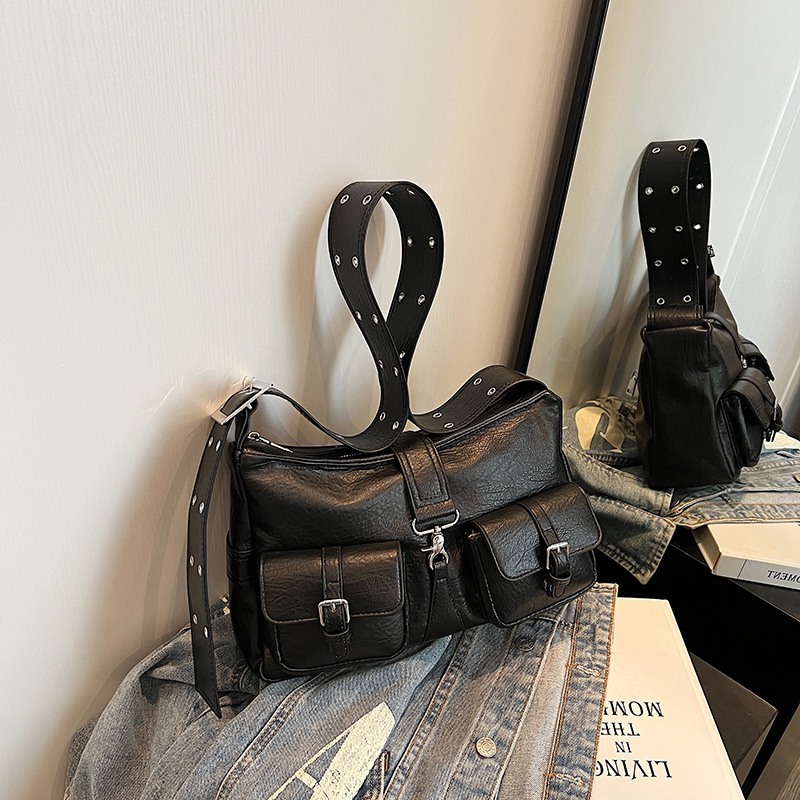 Schultertasche für Damen ⎜ Geräumige Umhängetasche im Biker-Stil mit mehreren Fronttaschen und verstellbarem Riemen