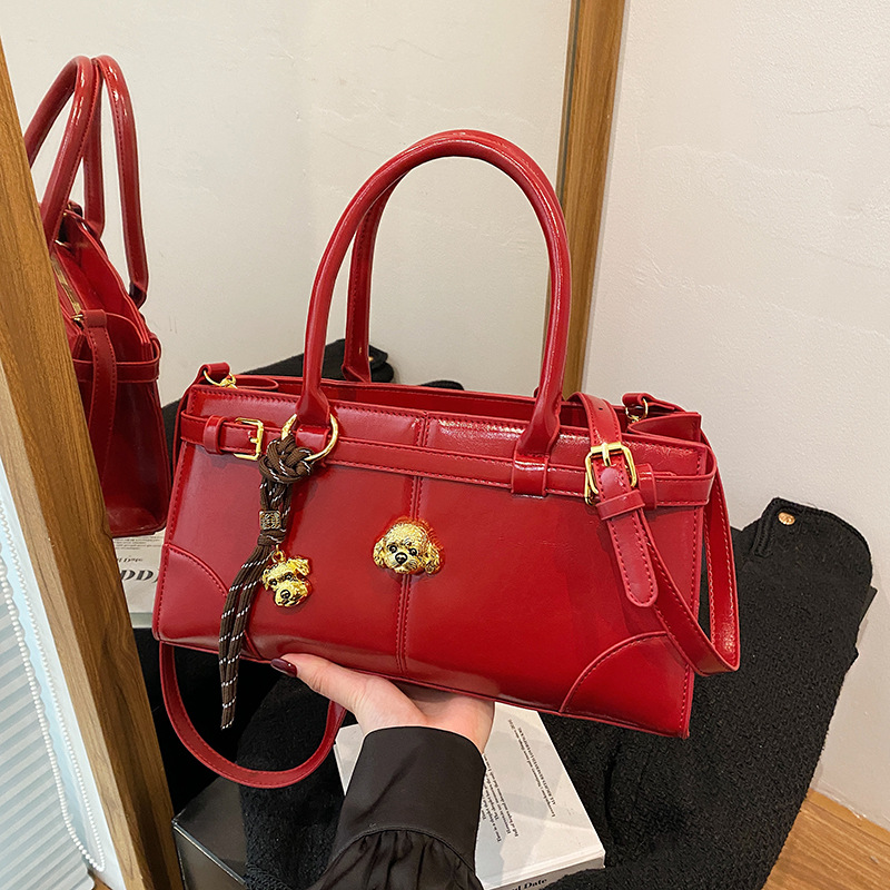 Handtasche für Damen ⎜ Modische Schultertasche mit Zieranhänger und Trageriemen für Alltag und Ausgehen