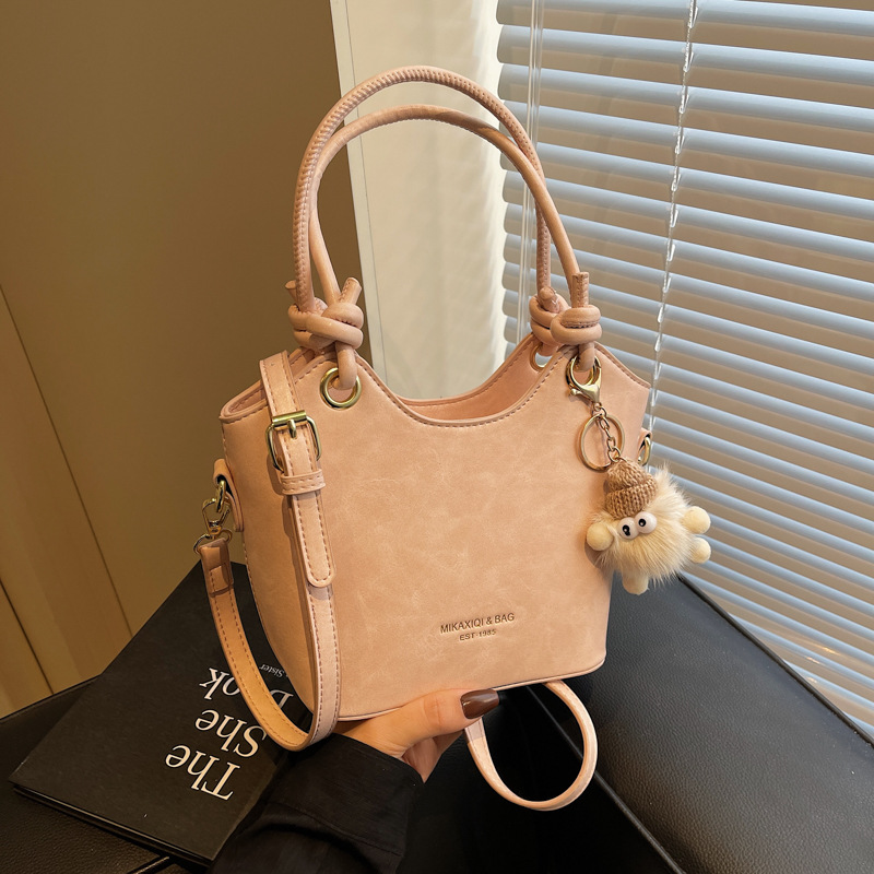 Damen Umhängetasche ⎜ Kompakte PU-Schultertasche mit Reißverschluss und süßem Anhänger für den Alltag