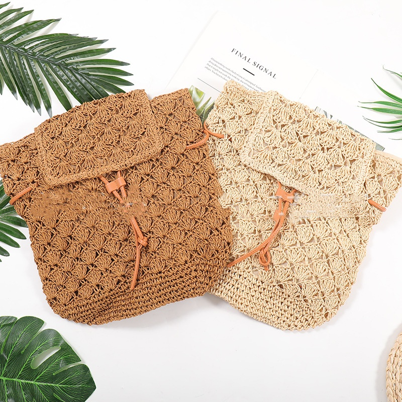 Damen Rucksack aus Strohgeflecht ⎜ Sommerliche Strandtasche im Boho-Stil mit Kordelzug und Klappverschluss