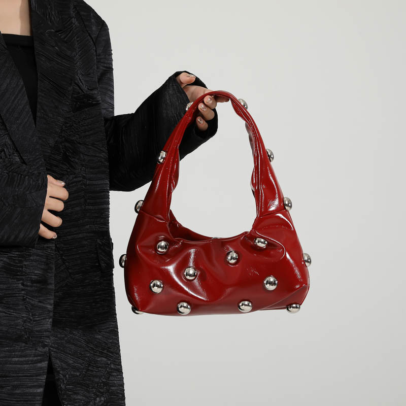 Schultertasche für Damen ⎜ Auffällige Handtasche in Lack-Optik mit Metallnieten und modernem Design