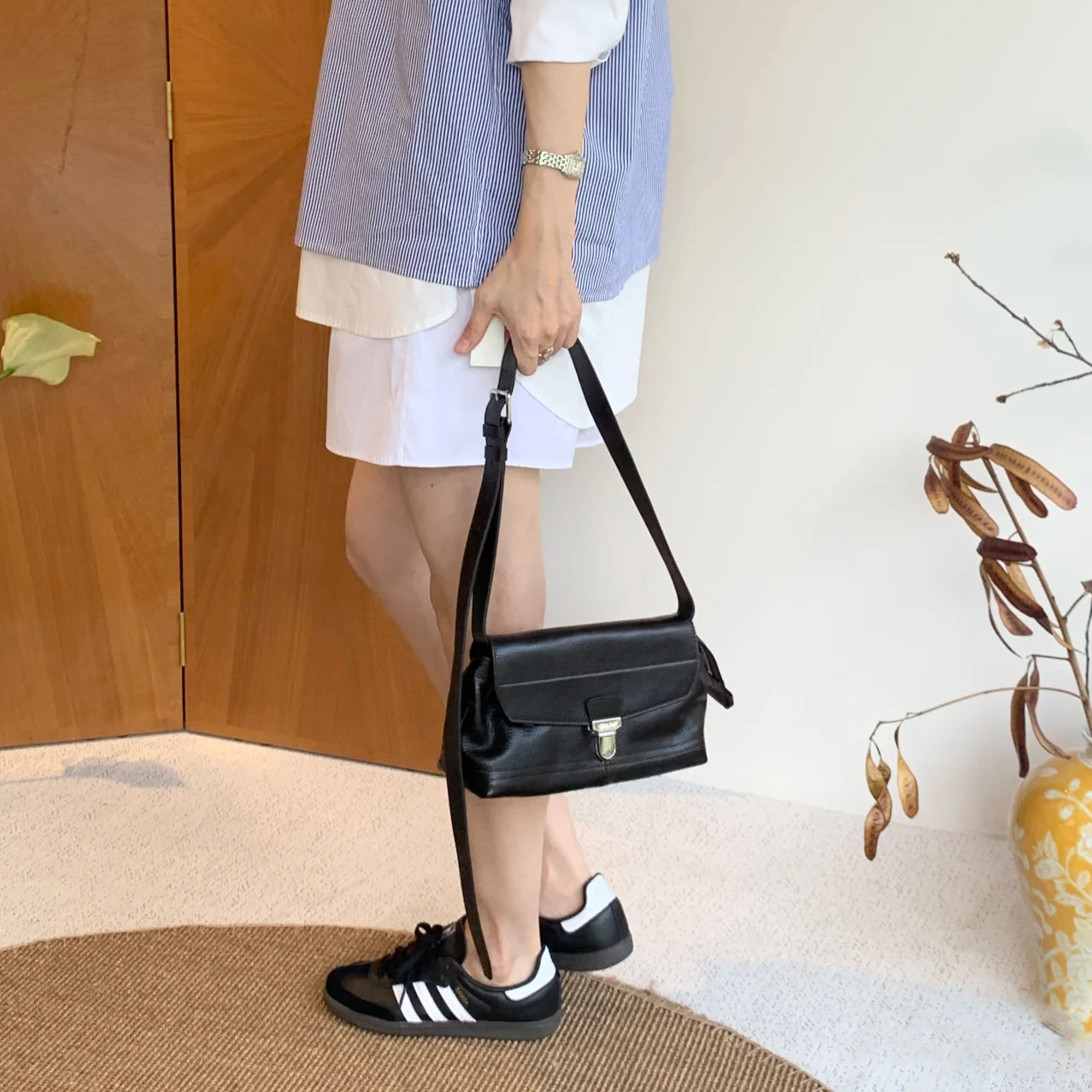 Umhängetasche für Damen ⎜ Klassische Schultertasche aus Leder mit Metallschließe für Alltag und Ausgehen