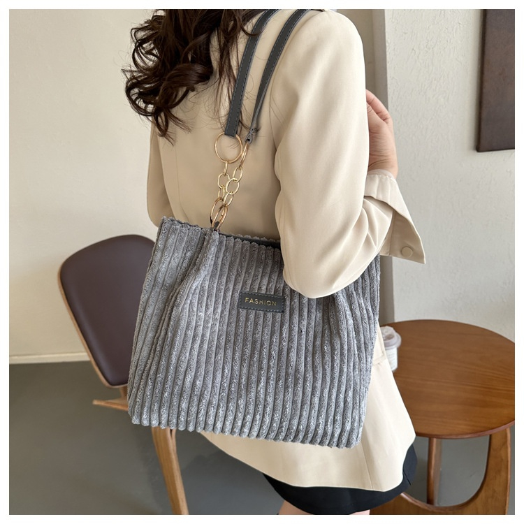Damen Schultertasche aus Cord ⎜ Geräumige Umhängetasche mit dicken Streifen und modernem Design