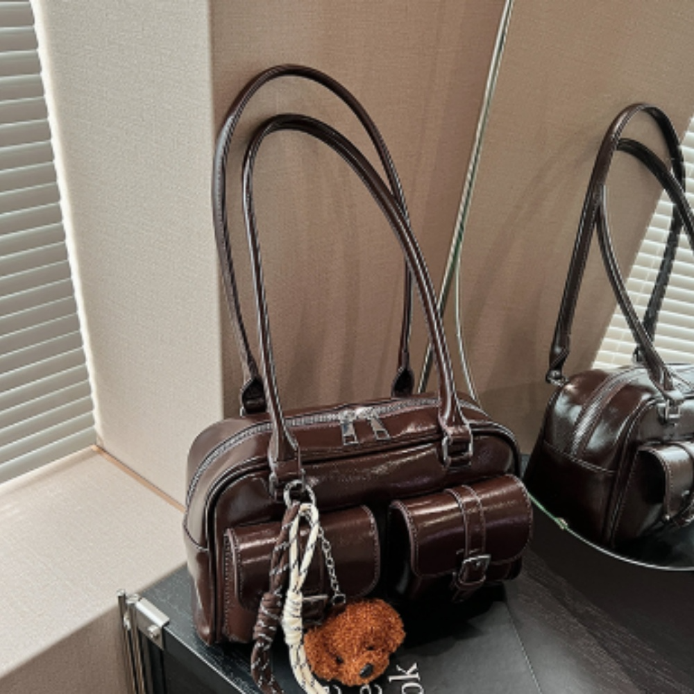 Schultertasche für Damen ⎜ Große Handtasche im modernen Design mit niedlichem Teddy-Anhänger