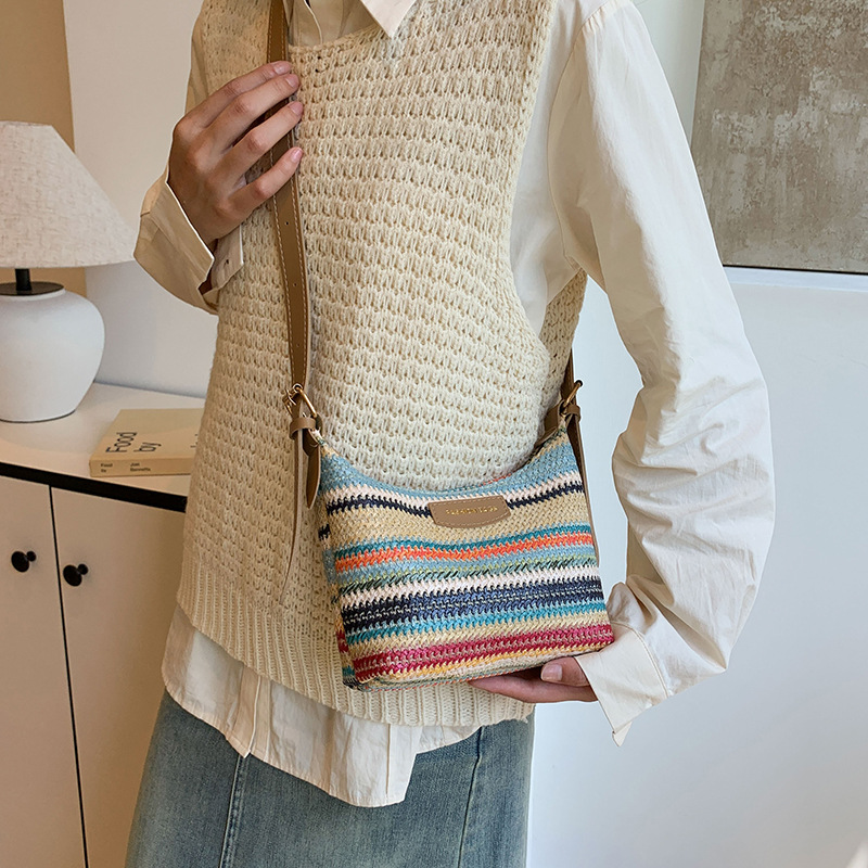 Geflochtene Umhängetasche für Damen ⎜ Leichte Schultertasche mit buntem Muster und verstellbarem Riemen