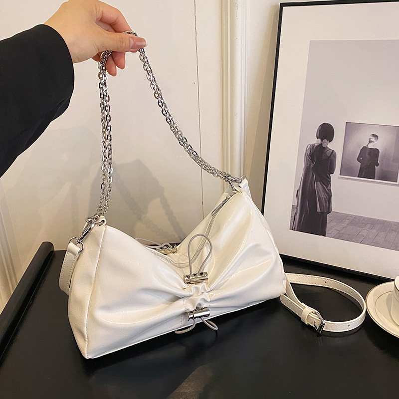 Schultertasche für Damen ⎜ Glänzende Umhängetasche mit Kettengurt und raffiniertem Falten-Design für Ausgehen und Events