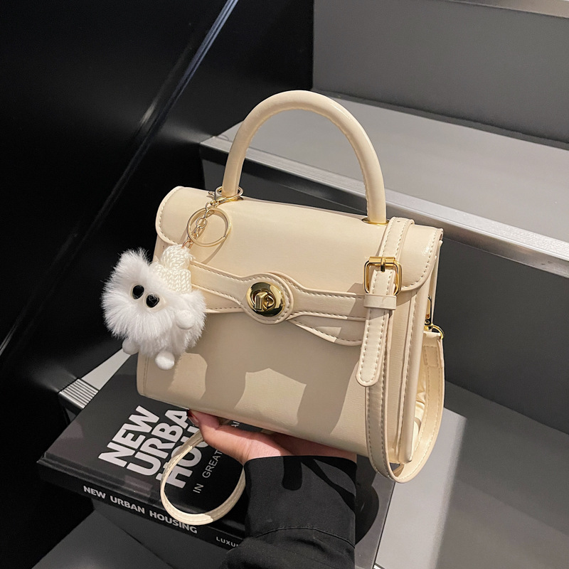 Schultertasche mit Drehverschluss ⎜ Kompakte Umhängetasche für Damen mit Kurzgriff und Plüschanhänger
