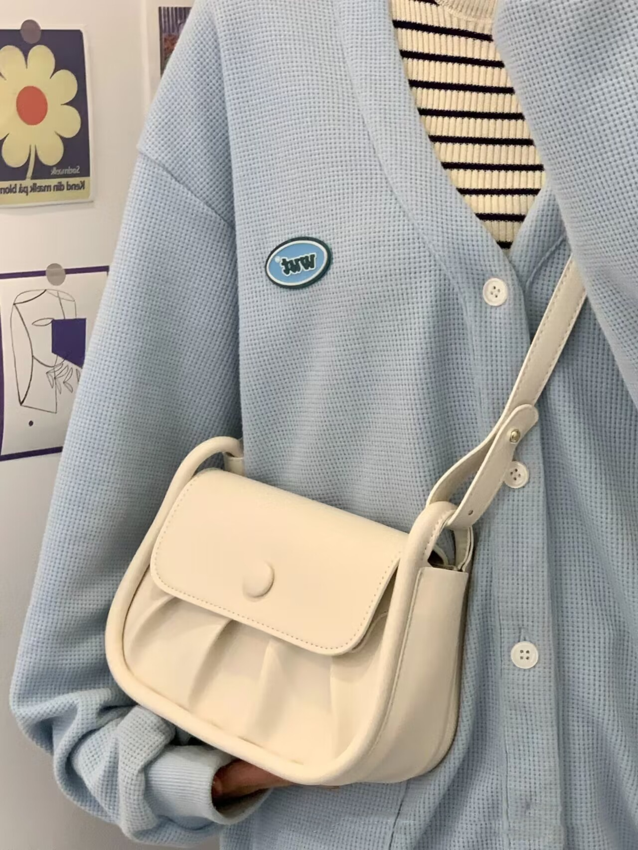 Schultertasche für Damen ⎜ Kleine, gepuffte Umhängetasche im Alltagsstil mit praktischem Verschluss