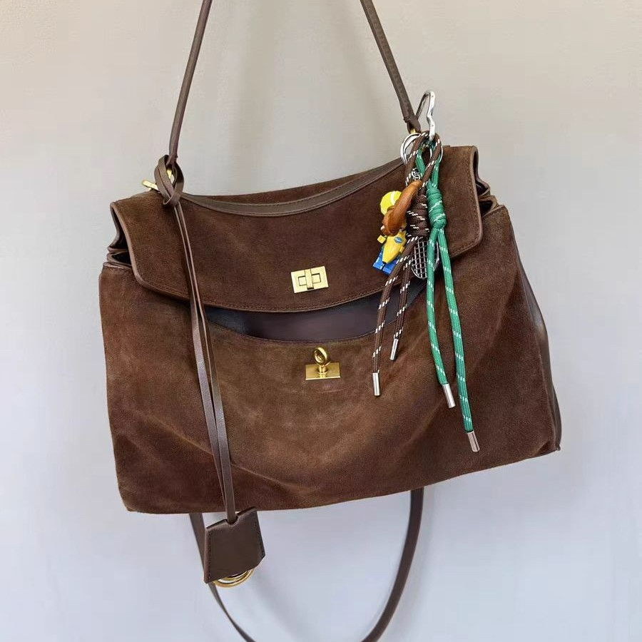 Handtasche für Damen ⎜ Große Schultertasche in Wildlederoptik mit Drehverschluss und Trageriemen für den Alltag