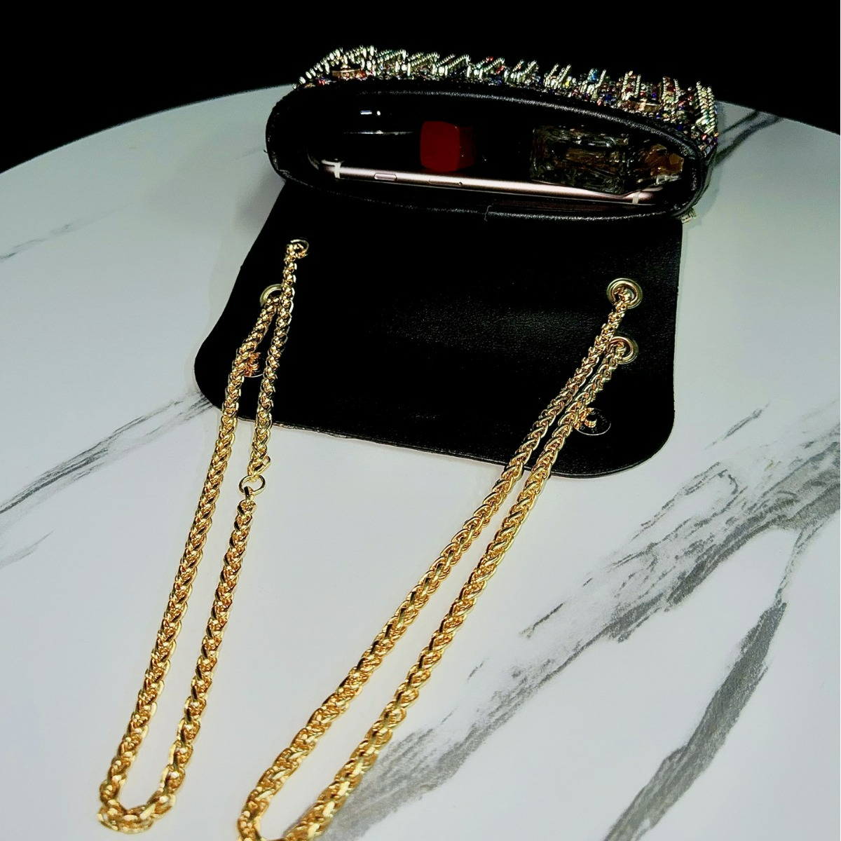 Abendtasche für Damen ⎜ Glitzernde Clutch mit bunten Strasssteinen und goldener Kette für festliche Anlässe
