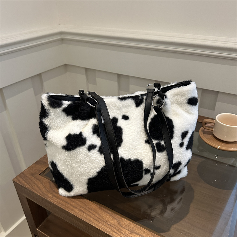 Shopper Tasche für Damen ⎜ Flauschige Schultertasche mit Kuhmuster und großem Stauraum für Alltag und Freizeit