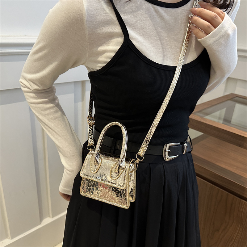 Kleine Umhängetasche für Damen ⎜ Goldene Handtasche mit trendigem Design und abnehmbarem Schultergurt
