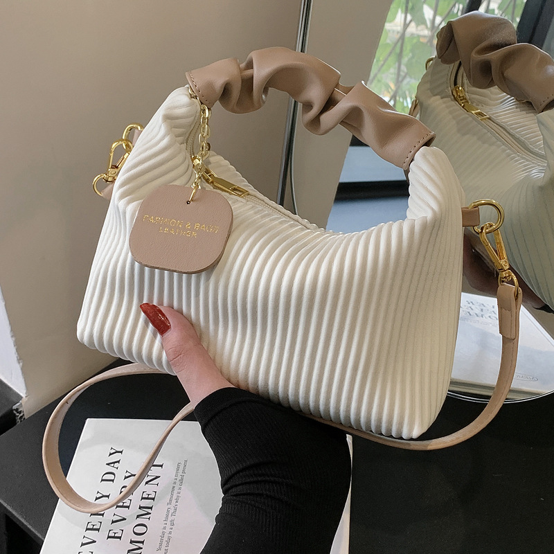 Umhängetasche für Damen ⎜ Kleine gesteppte Handtasche mit Rüschengriff und modernem Design