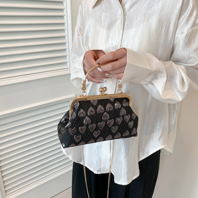 Kleine Umhängetasche für Damen ⎜ Glänzendes Design mit Herzmuster und Metallrahmen für stilvolle Anlässe
