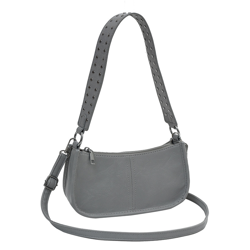 Schultertasche für Damen ⎜ Glänzende Halbmondtasche in Lederoptik mit Nietenriemen für vielseitige Alltagslooks