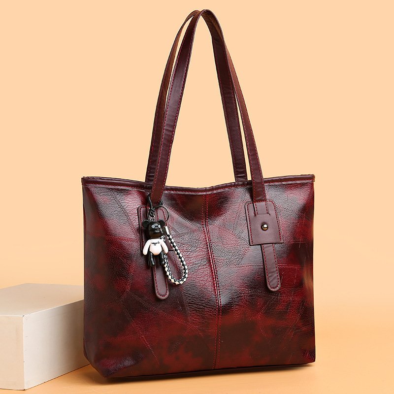 Shopper Tasche für Damen ⎜ Große Schultertasche aus Kunstleder mit Anhänger und viel Stauraum für Alltag und Büro