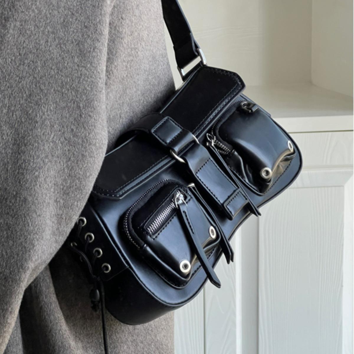 Schultertasche für Damen ⎜ Modische Umhängetasche aus Kunstleder mit Taschen und verstellbarem Riemen