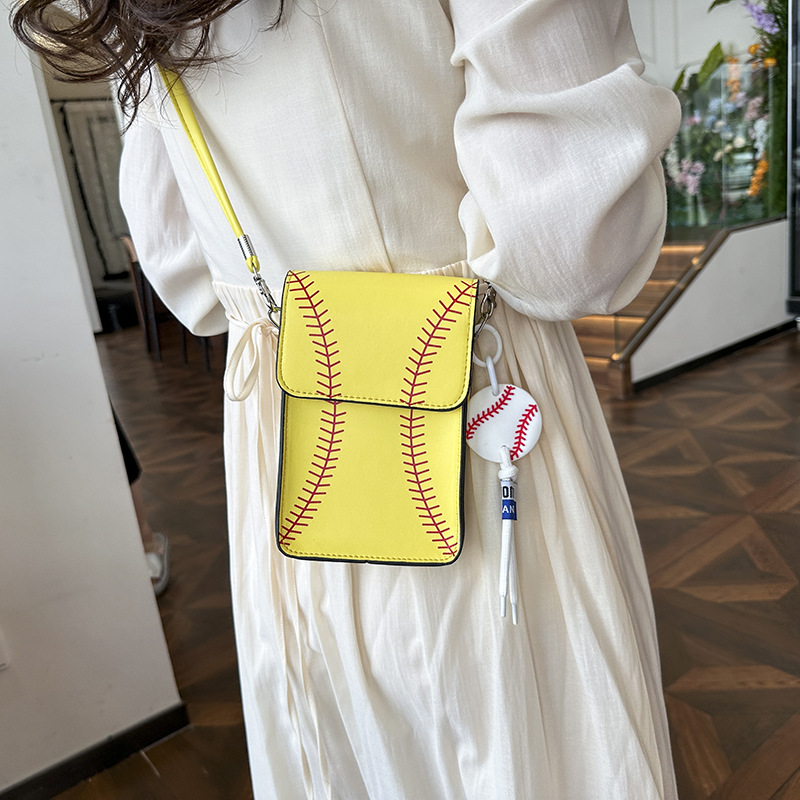 Damen Umhängetasche ⎜ Sportliche Baseball-Optik mit praktischem Münzanhänger und kompakter Größe