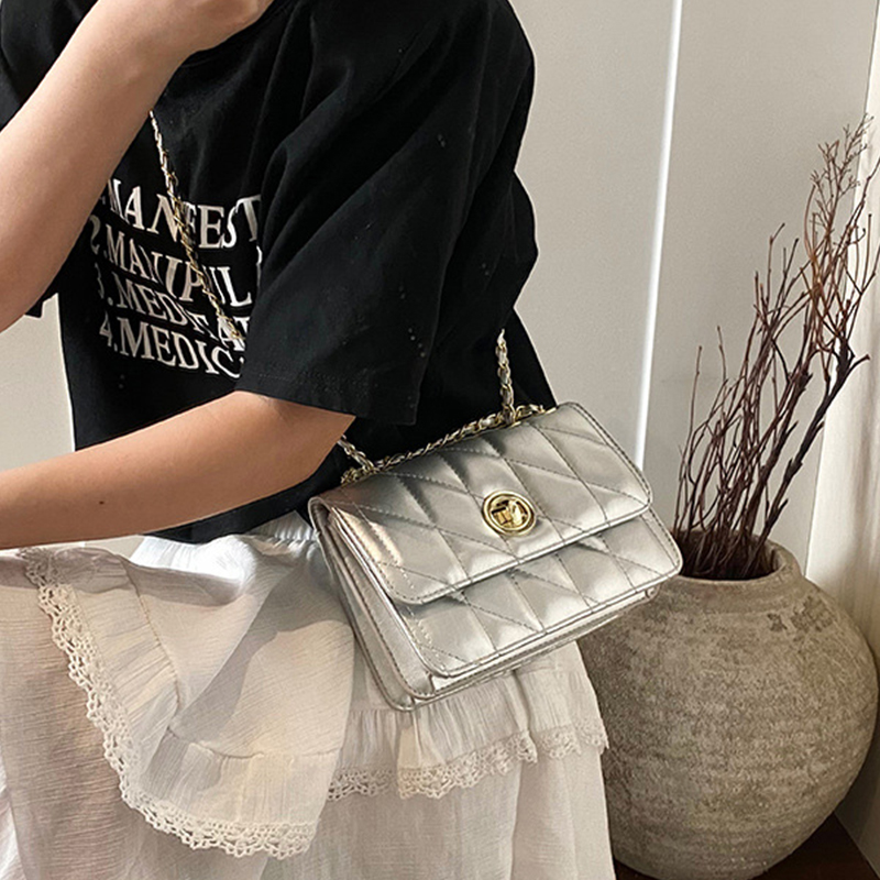 Damen Umhängetasche ⎜ Kleine gesteppte Handtasche mit Kettenriemen für Alltag und Ausgehen