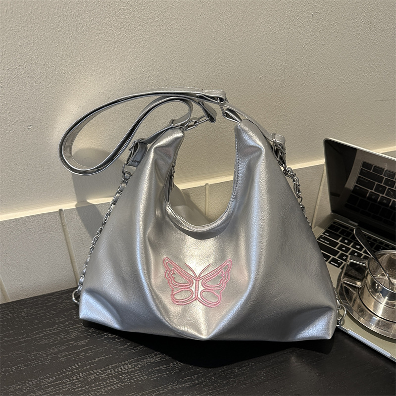 Schultertasche für Damen aus Kunstleder ⎜ Weiche Bucket Bag mit Schmetterling und viel Platz für Alltag und Freizeit