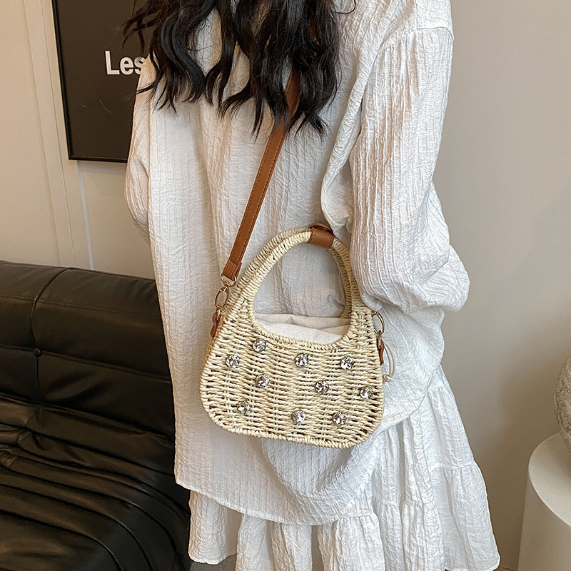 Damen Umhängetasche aus Strohgeflecht ⎜ Elegante Sommertasche mit Strass und abnehmbarem Schulterriemen