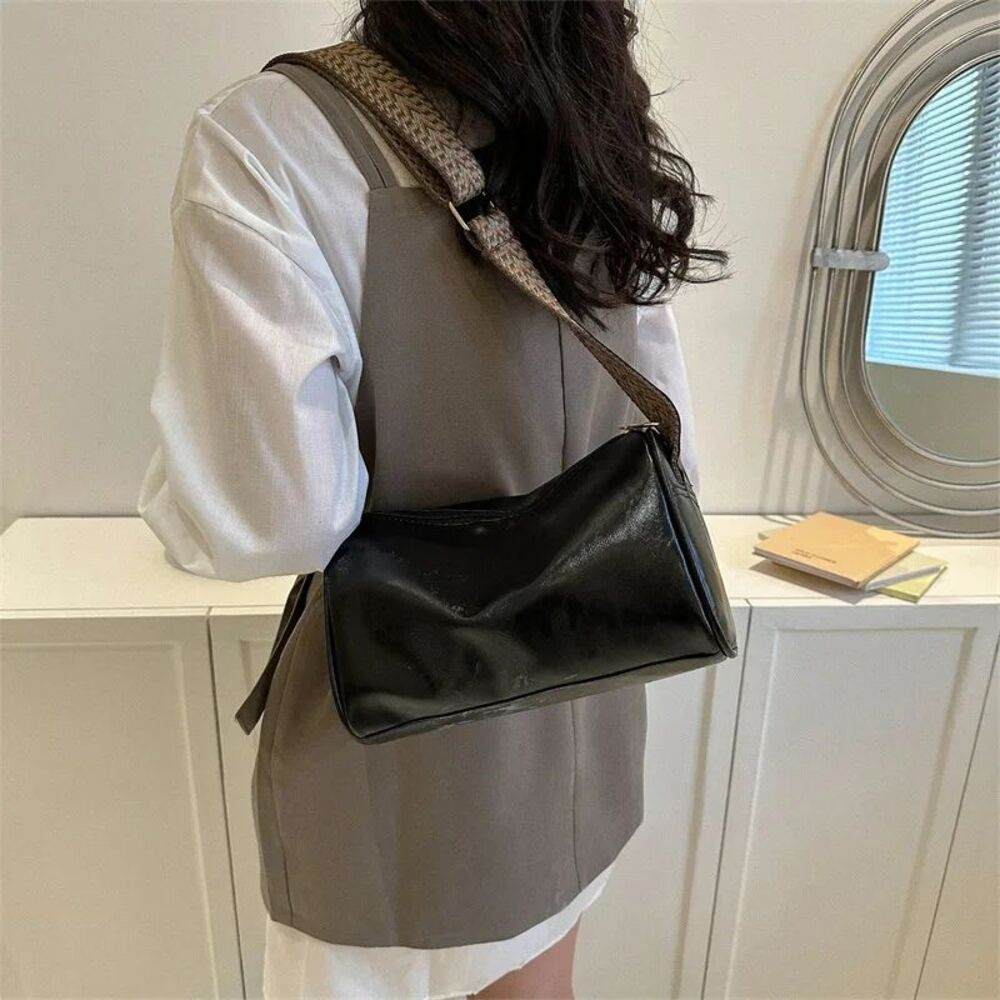 Umhängetasche für Damen ⎜ Kleine Vintage-Tasche aus Kunstleder mit breitem Gurt für Alltag und Freizeit