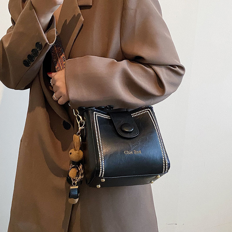 Umhängetasche für Damen ⎜ Modische Schultertasche im Retro-Look mit strukturierter Oberfläche für Alltag und Ausgehen