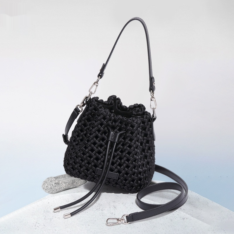 Handtasche für Damen ⎜ Hochwertige Beuteltasche mit handgeflochtenem Design und verstellbarem Trageriemen