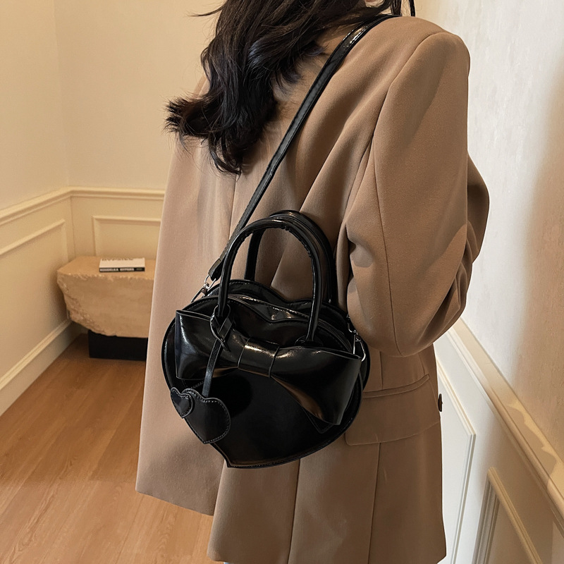 Herzförmige Umhängetasche für Damen ⎜ Verspielte Handtasche mit Schleife für Alltag und besondere Anlässe