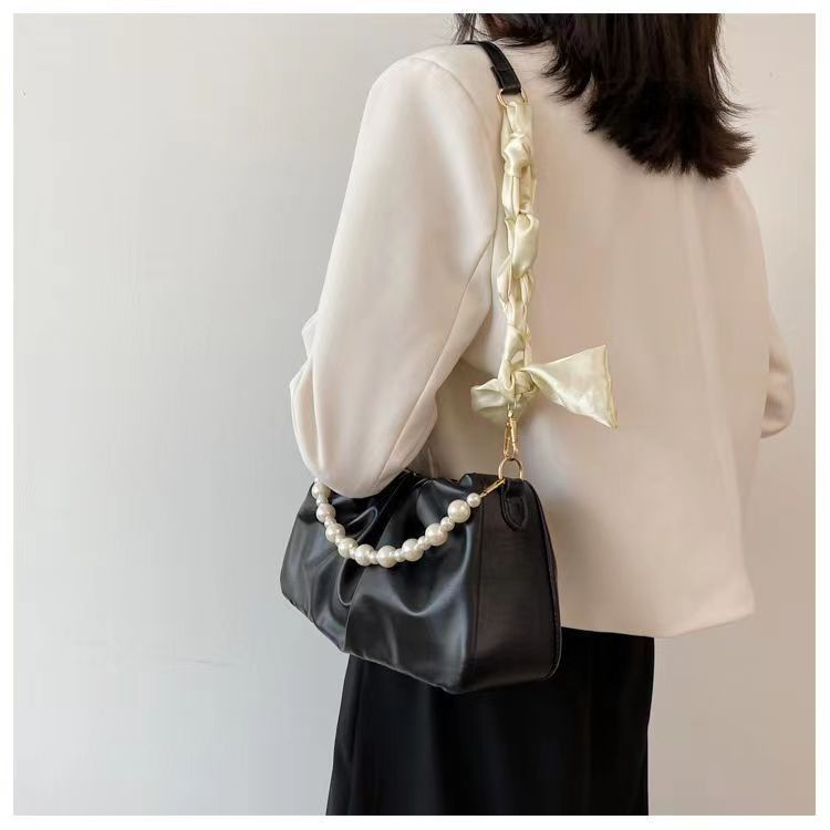 Perlen-Schultertasche für Damen ⎜ Elegante Handtasche mit Rüschen und luxuriösem Satin-Tragegriff