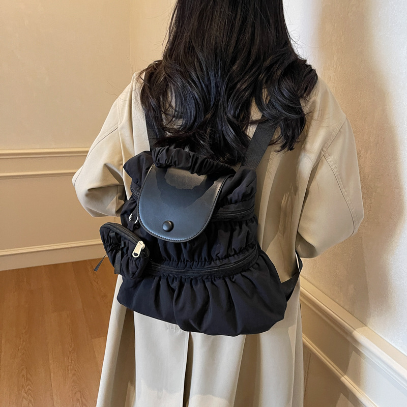 Rucksack für Damen ⎜ Modischer Tagesrucksack mit Plissee-Design und Seitentasche für Alltag und Freizeit