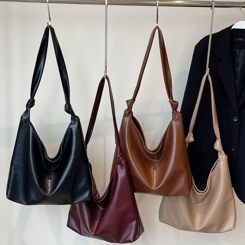 Umhängetasche für Damen ⎜ Geräumige Schultertasche in Lederoptik mit weichem Design für Alltag und Beruf