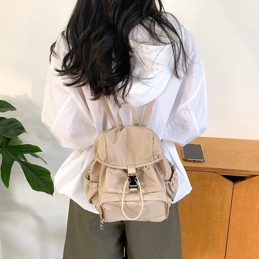 Damen Rucksack aus Nylon ⎜ Leichter Freizeitrucksack in kompakter Größe mit Seitentaschen für Alltag & Schule
