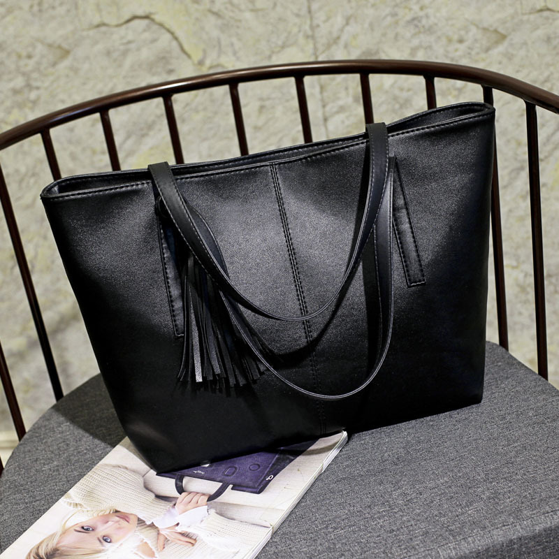 Handtasche für Damen ⎜ Schlichte Tragetasche mit Quastenanhänger und viel Stauraum für Alltag und Büro