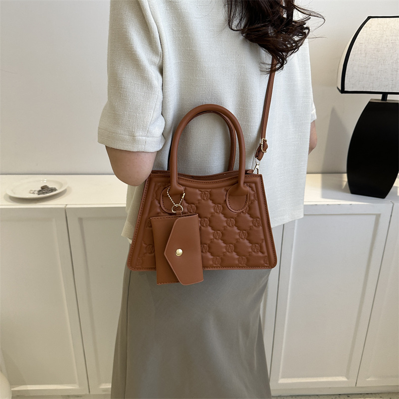 Kleine Umhängetasche für Damen ⎜ Modische Handtasche im quadratischen Design mit praktischer Vorder-Tasche