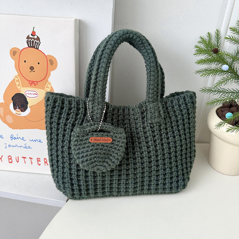 Handtasche für Damen ⎜ Handgemachte Stricktasche aus weichem Garn mit kurzem Henkel und charmantem Design