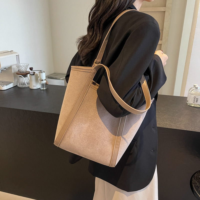 Handtasche für Damen ⎜ Geräumige Retro Schultertasche mit Wildleder-Optik für Alltag und Freizeit