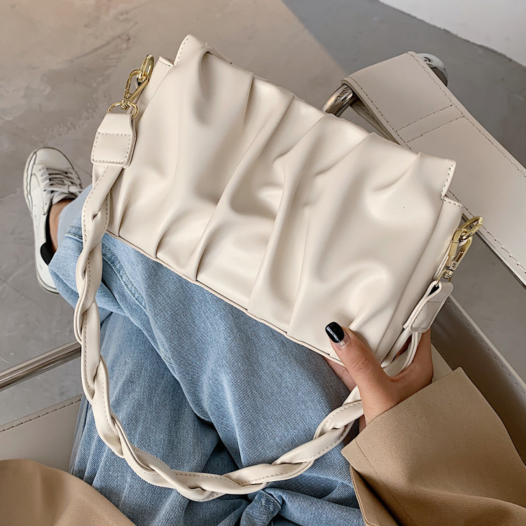 Kleine Damen Schultertasche ⎜ Modische Umhängetasche mit Faltenoptik und Stilvollem Kettenriemen