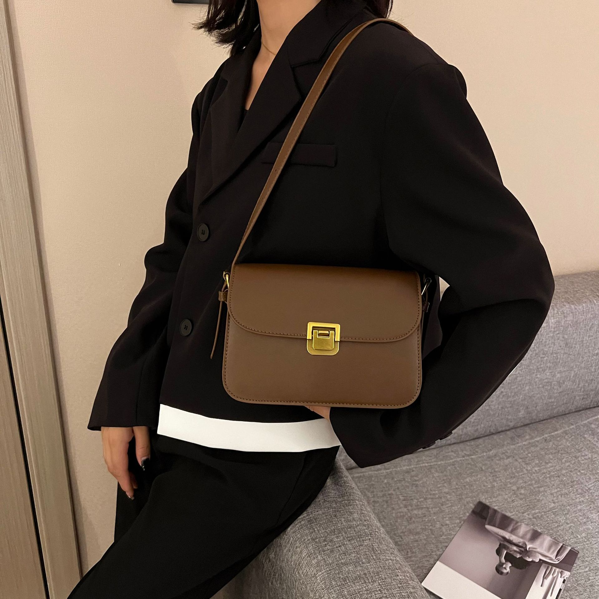 Umhängetasche mit Schnalle ⎜ Schlichte Schultertasche für Damen mit Eleganter Form und Verstellbarem Riemen
