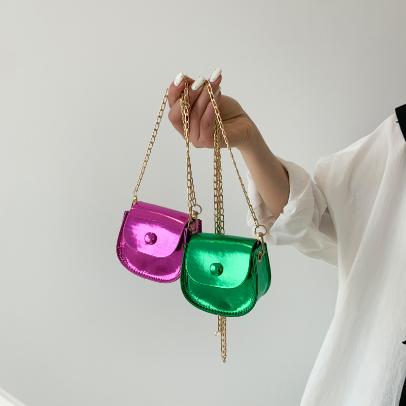 Mini Umhängetasche für Damen ⎜ Glänzende Kettentasche für Handy und Kleinigkeiten