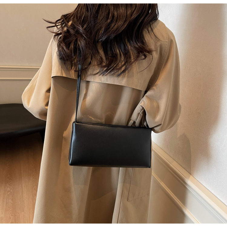 Kleine Damen Umhängetasche ⎜ Elegante Schultertasche mit Schlankem Design und Praktischem Verschluss