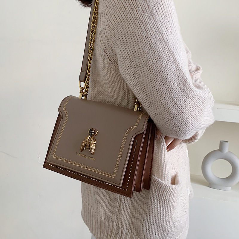 Schultertasche für Damen ⎜ Elegante Handtasche mit Bienenmotiv und Kette für Alltag und Freizeit