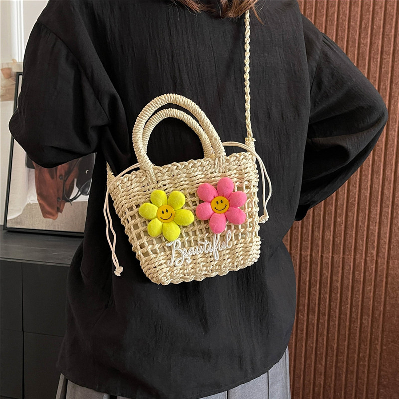 Damen Korbtasche ⎜ Vielseitige Handtasche mit sommerlichem Design und fröhlichen Blütenapplikationen