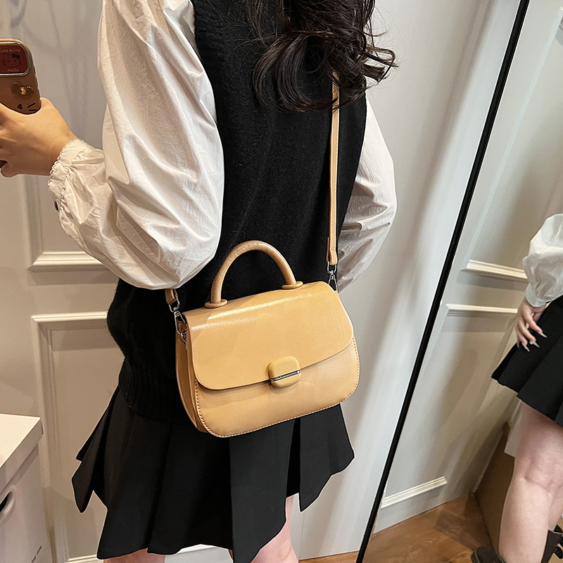 Handtasche mit Überschlag ⎜ Zweilagige Umhängetasche für Damen mit Kurzgriff und Verstellbarem Schulterriemen