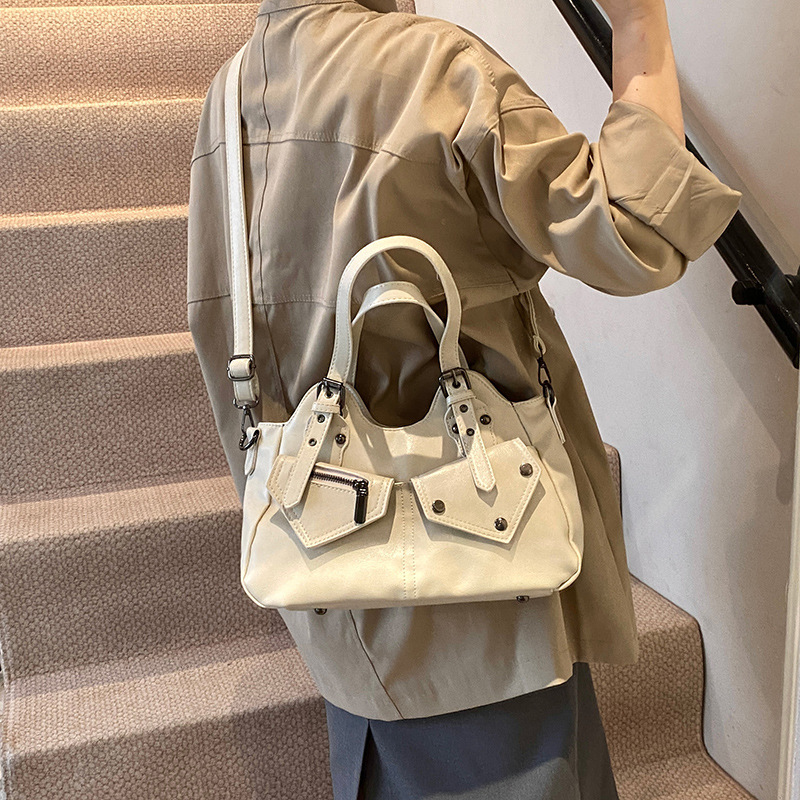 Schultertasche für Damen ⎜ Geräumige Handtasche im Retro-Stil mit aufgesetzten Fächern für den Alltag