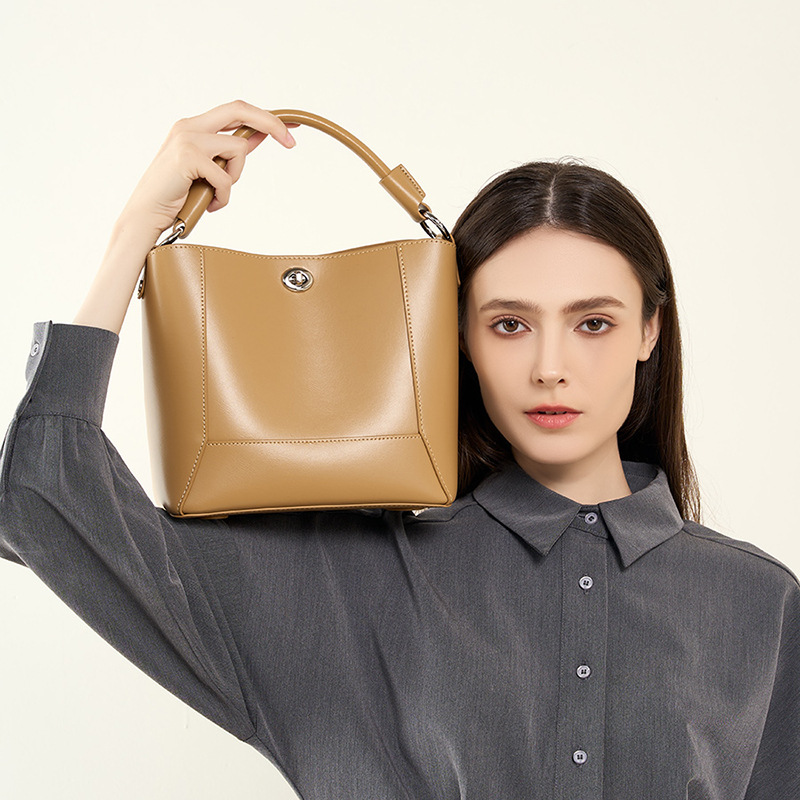 Schultertasche für Damen ⎜ Klassische Umhängetasche aus Leder mit Drehverschluss und stabilem Tragegriff