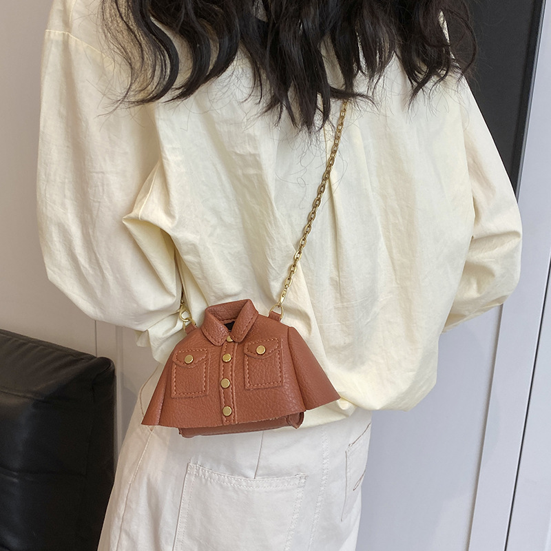 Mini Umhängetasche für Damen ⎜ Kreative Schultertasche in Jackenform mit Kette für Lippenstift und Essentials