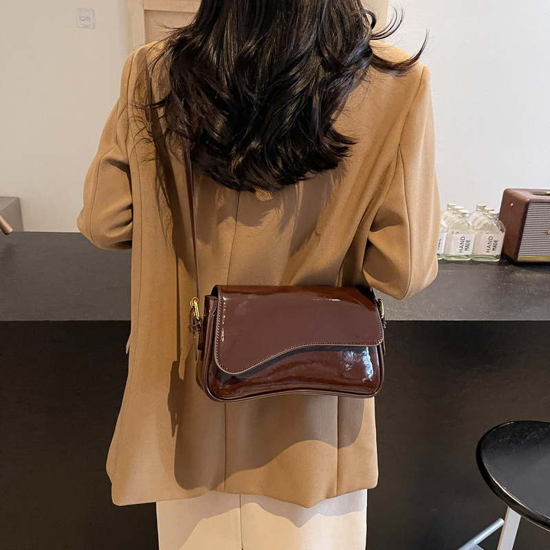 Schultertasche für Damen ⎜ Glänzende Umhängetasche mit schlichtem Design für elegante Outfits und Alltag