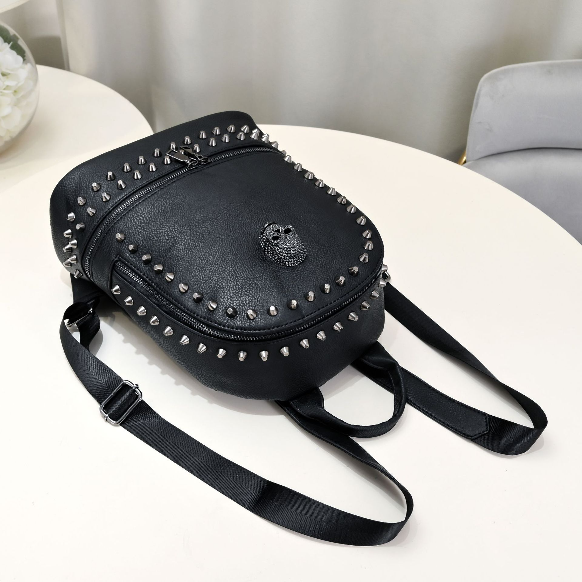 Damen Rucksack im Punk-Stil ⎜ Modischer Leder-Rucksack mit Nieten und Totenkopf-Details
