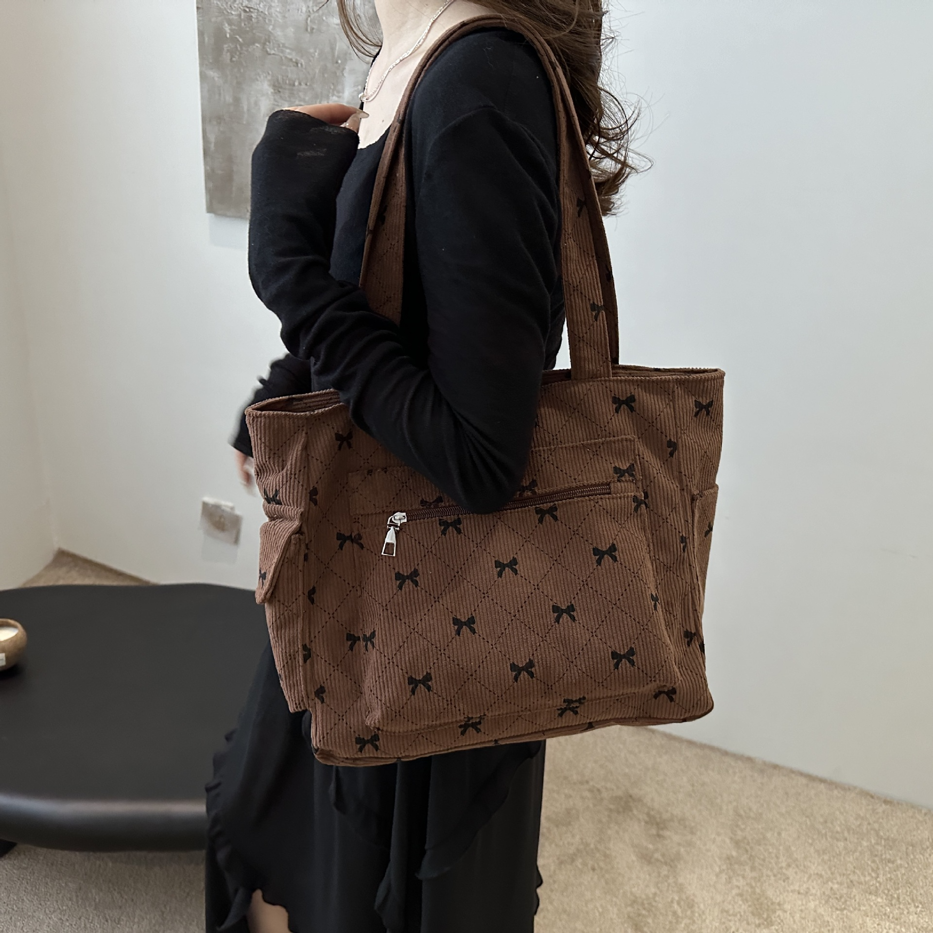Tote Bag für Damen ⎜ Modische Schultertasche mit Schleifenmuster für Alltag und Freizeit
